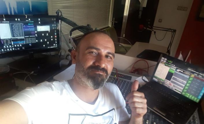 Kırşehir’li radyo spikeri, bozlak türküleri ile sanatçılardan canlı performans alıyor