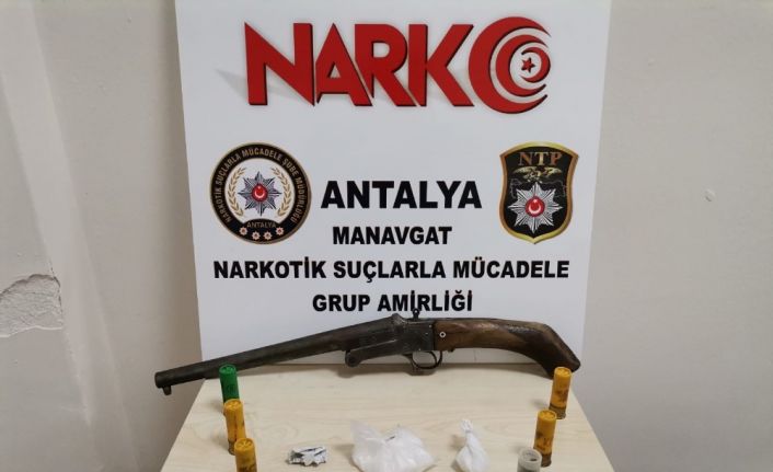 Kısıtlama gününde durdurulan araçta uyuşturucu ve tüfek ele geçirildi