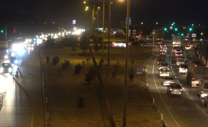 Kısıtlama öncesi 43 ilin geçiş güzergâhında trafik yoğunluğu: Sürücüler yollara akın etti