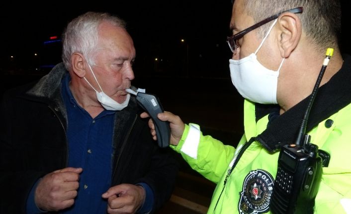 Kısıtlamada aracını polis ekiplerinin üzerine süren 70 yaşındaki alkollü adam gözaltına alındı