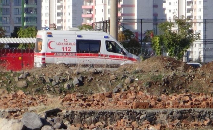 Kısıtlamada çalışan inşaat işçileri beton blok altında kaldı: 2’si ağır 3 yaralı
