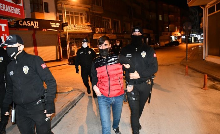 Kısıtlamaya uymayan genç polise yakanlandı, “Zeki Müren de izleyecek mi?” dedi