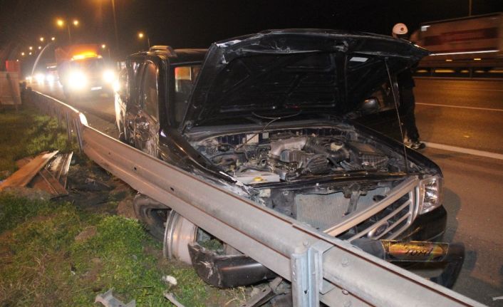 Kocaeli TEM Otoyolu’nda kamyon ve hafif ticari araç çarpıştı: 1 yaralı