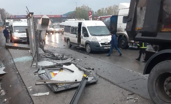 Kocaeli’de kontrolden çıkan tır durağı parçalayarak servis minibüsüne çarptı: 1 yaralı