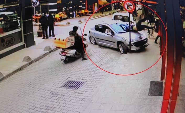 Kontrolden çıkan otomobil çarptığı yaya ile birlikte restorana böyle daldı