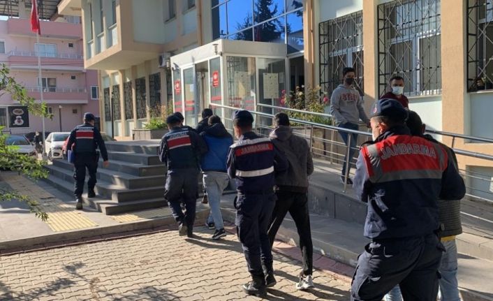 Korona testi yapmak için geldiklerini söyleyip, yaşlı kadının ziynet eşyalarını gasp ettiler