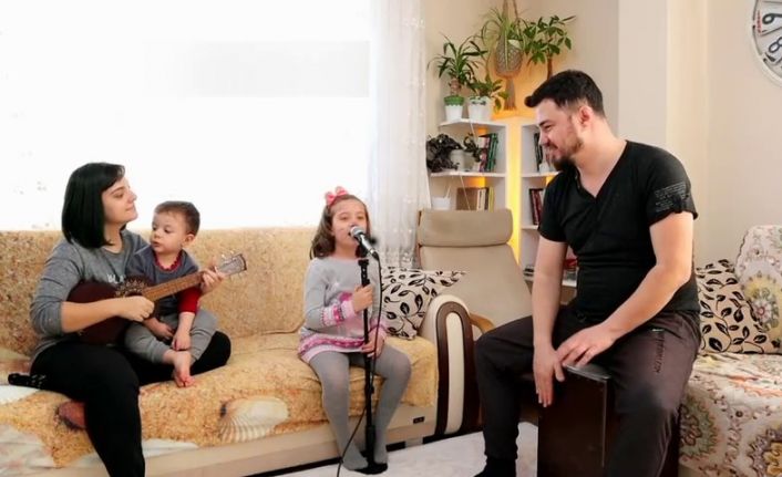 Korona virüs kısıtlamasında ailece müzik grubu kurdular, izlenme rekoru kırdılar