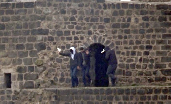 Korona virüsü unutup surlarda halay çektiler, mendil düşünce halaya son verdiler