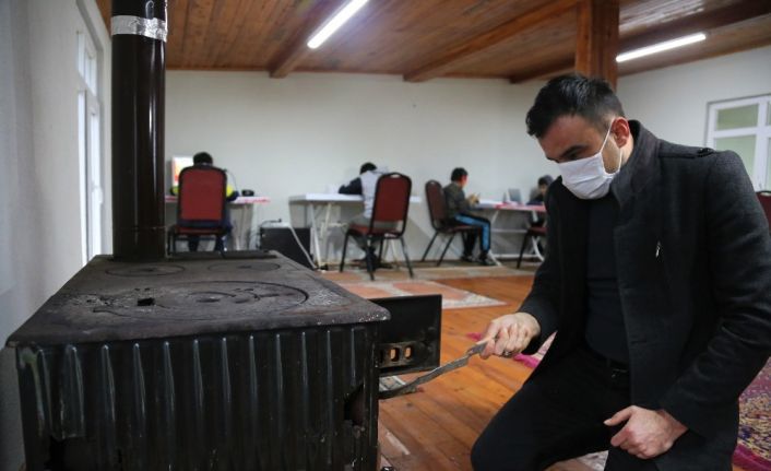 Köy muhtarı online eğitim derslerine katılamayan öğrencilerin sorununu böyle çözdü