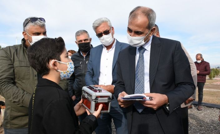 Küçük Deniz Kaan, balon ve mısır satarak biriktirdiği parayı sokak hayvanlarına bağışladı