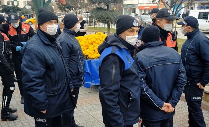 Kuyruk oluşturan esnafa ceza yazıldı