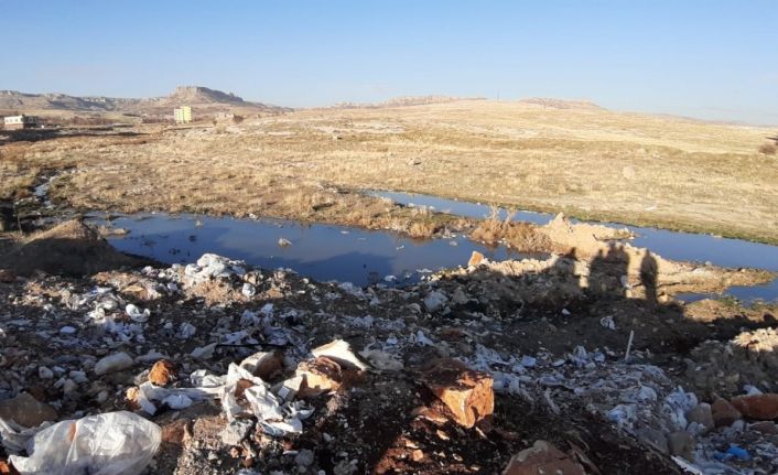 Mardin’deki bu mahalle 2021’e yolsuz, susuz, kanalizasyonsuz ve çöp yığını ile giriyor