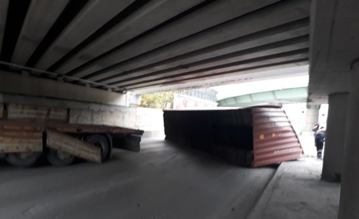 Marmaray köprüsüne çarpan tırın dorsesi yan yattı