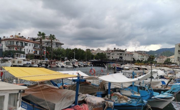 Marmarisli Balıkçılar  sağanak yağış ve fırtına uyarısına karşı teknelerini sağlama aldılar