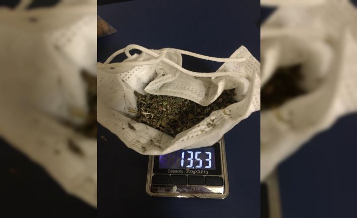 Maskeyi korona virüsten korunmak için değil uyuşturucu saklamak için kullandı