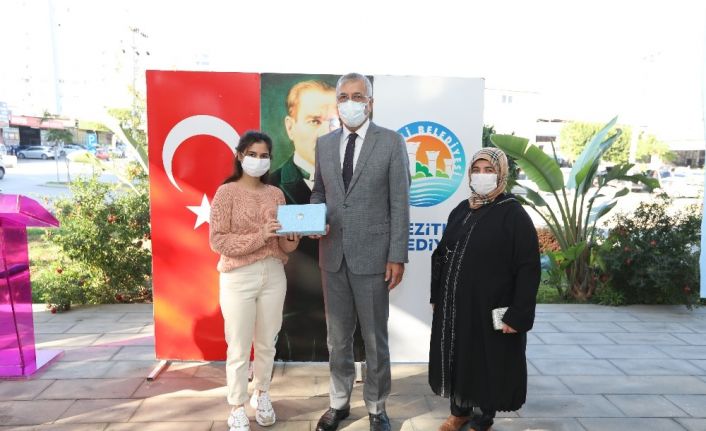 Mezitli Belediyesinin tablet dağıtımı sürüyor