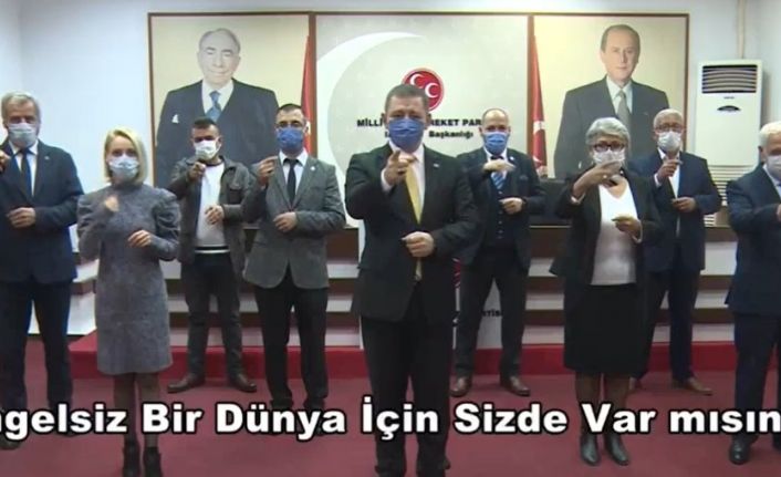 MHP Isparta teşkilatından işaret diliyle “Engelsiz dünya için sen de bir adım at” mesajı
