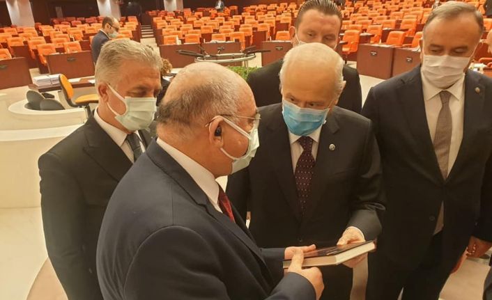 Milletvekili Karahocagil koronadan ölen amcasının kitabını MHP lideri Bahçeli’ye hediye etti