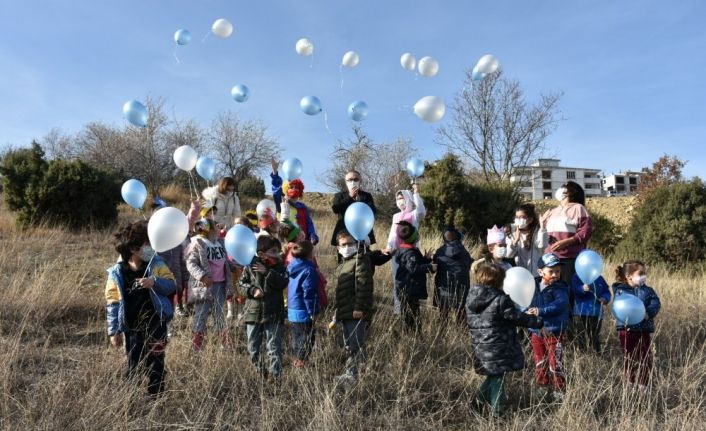 Minikler "Gitsin Korona virüs gelsin güzel doğa" diyerek mavi-beyaz balonları uçurdular