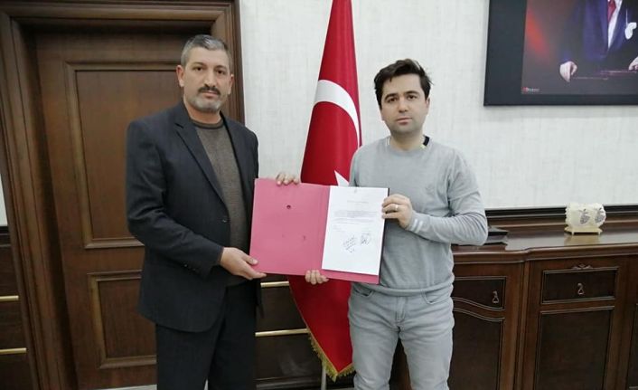 Muhtar, bir yıllık maaşının yarısını çocuklar ve sokak hayvanları için bağışladı