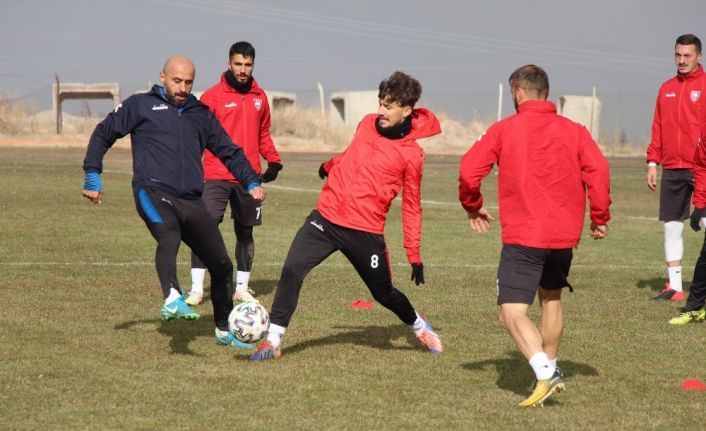 Nevşehir Belediyespor Teknik Direktörü Korkmaz: “İyi futbol oynayarak hakemlerin hatalarını kapatmamız lazım”