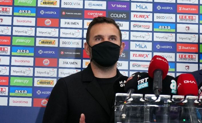 Okan Buruk: "Futbolun dışarda kaldığı, insanlığın içeriye alındığı anlamlı bir gece yaşadık"