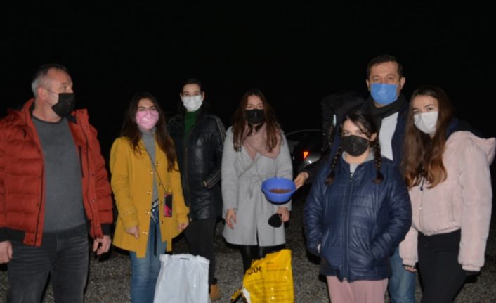 Ormana terk edilen sokak köpeklerini beslemek için kilometrelerce yol gidiyorlar