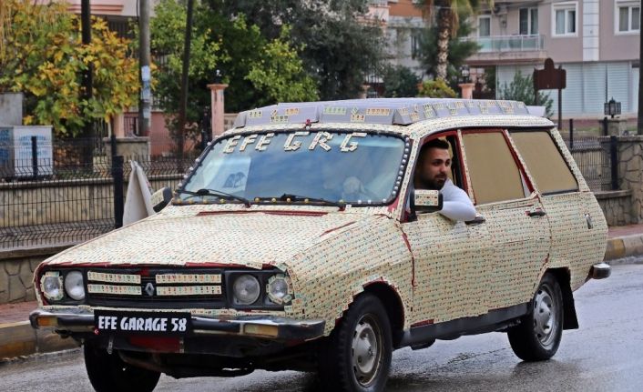 Oyunda iddiayı kaybetti, aracını 11 bin okey taşıyla kaplayıp trafiğe çıktı