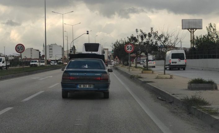 (Özel) Ana yolda kaputu açık yol aldı, görenler şaştı kaldı