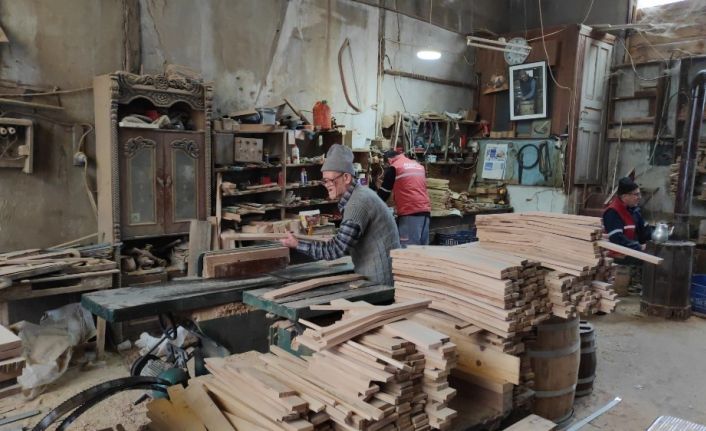 (Özel) Bursa’da 88 yaşındaki ‘Fıçıcı dede’ hastanedeki tedavisinin ardından işinin başına döndü