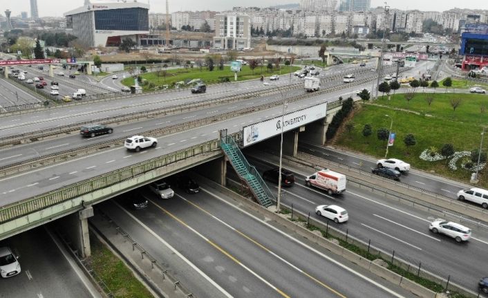 (Özel) D-100 Karayolunda bir garip merdiven görenleri şaşkına çeviriyor