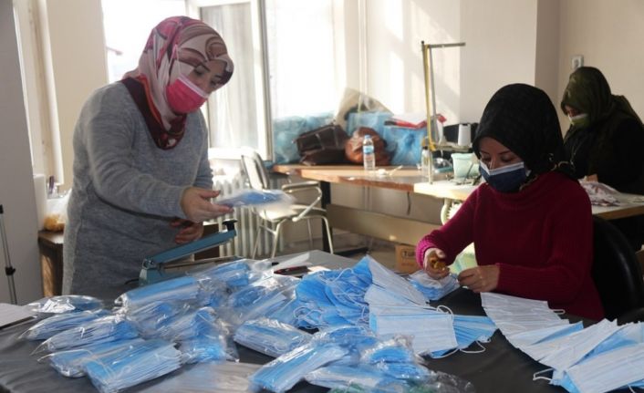 (Özel) Gönüllü 15 usta öğretici kadın günlük 7 bin maske üretiyor