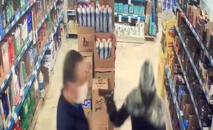 (Özel) İstanbul’da market çalışanının dehşeti yaşadığı soygun girişimi kamerada