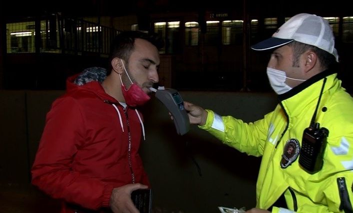 (Özel) Kısıtlamada otomobil ile alkollü şehir turu, polisi bile şaşkına çevirdi
