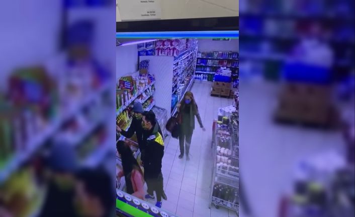 (Özel) Markette kadın şahsın kaşla göz arasında telefon çaldığı anlar kamerada