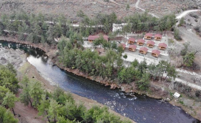 (Özel) Şehrin kalabalığından bıkanlar ormanların içindeki bu evlere koşuyor