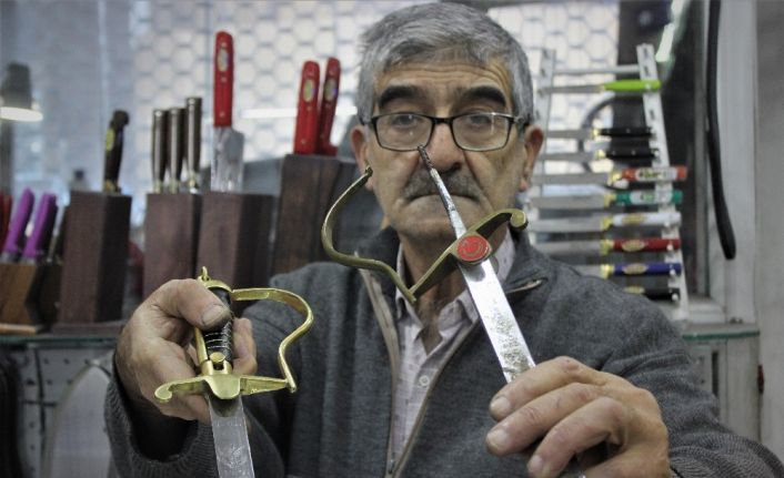 (Özel)  Tarihî kılıçlar Bursalı ustanın elinde ilk günkü ihtişamına kavuşuyor