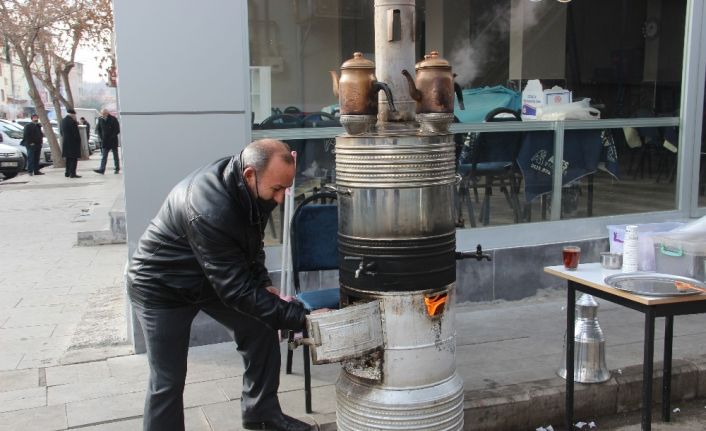 Pandemide sokağa kurduğu dev semaverle müşterilere paket çay servisi yapıyor