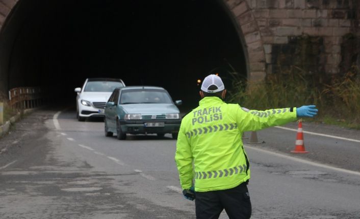 Polis tek tek durdurup kontrol etti, kış lastiği takmayan sürücüler ceza yedi