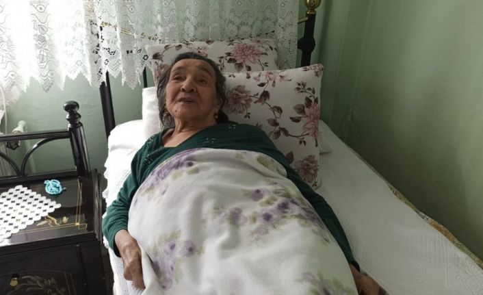 Polisin sırtında taşıdığı yaşlı kadın, "Adımlarınıza kurban olurum"