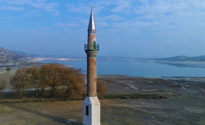 Porsuk Barajı’nda su seviyesi düştü, eski minare tamamen gün yüzüne çıktı
