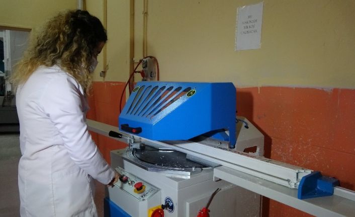 PVC kapı ve pencereler kadın öğretmenlerin elinde şekil buluyor
