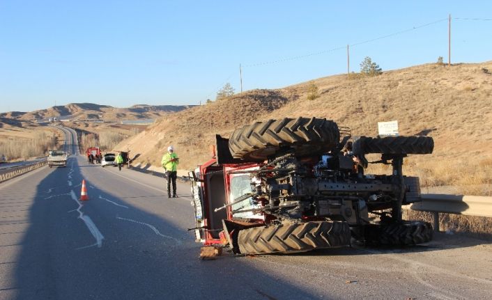 Römork traktörden ayrıldı, 25 metre sürüklendi: 3 kişi yaralandı