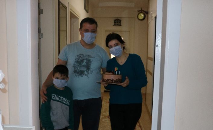 Sağlık çalışanı geline doğum gününde pastalı sürpriz