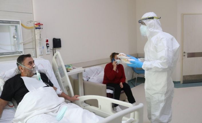 Sağlık çalışanlarından korona tedavisi gören hastalara yeni yıl jesti