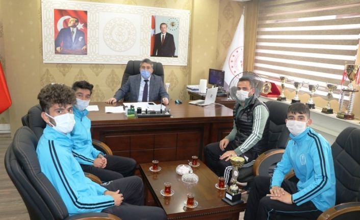 Şampiyon Tenisçilerden Gençlik ve Spor İl Müdürü Cihan Demir’e ziyaret