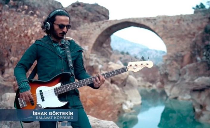 Sınıf öğretmeninden korona virüse dikkat çekmek için ‘Umut Yılı’ klibi
