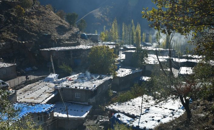 Şırnak’ta kerpiç evlerin damı, yağıştan korumak için çadır ve brandalarla örtülüyor