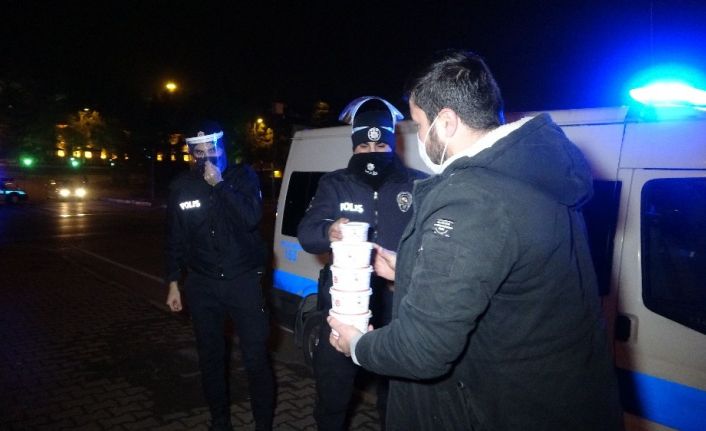 Soğuk havada görev yapan polislere çorba ikram ettiler