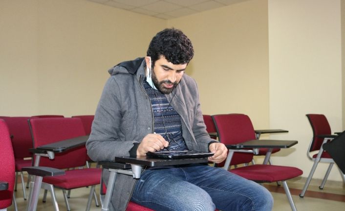 Soğuk havada hastane bahçesinden uzaktan eğitim veren cefakar öğretmene oda tahsis edildi